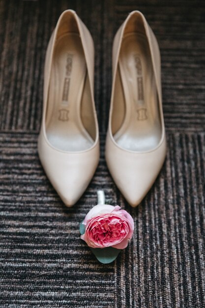 Flor e sapatos de noiva lindos
