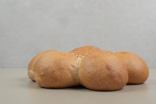 Foto grátis flor fresca em forma de pão em fundo bege. foto de alta qualidade