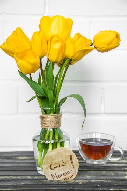 Foto grátis flores amarelas em um vaso