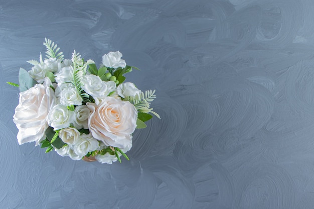 Flores brancas frescas em um vaso, na mesa de mármore.