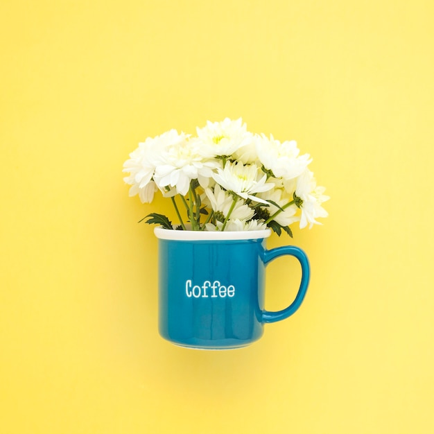 Foto grátis flores brancas na caneca