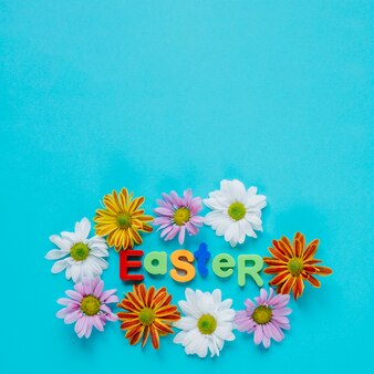 Flores brilhantes com letras que fazem a palavra páscoa