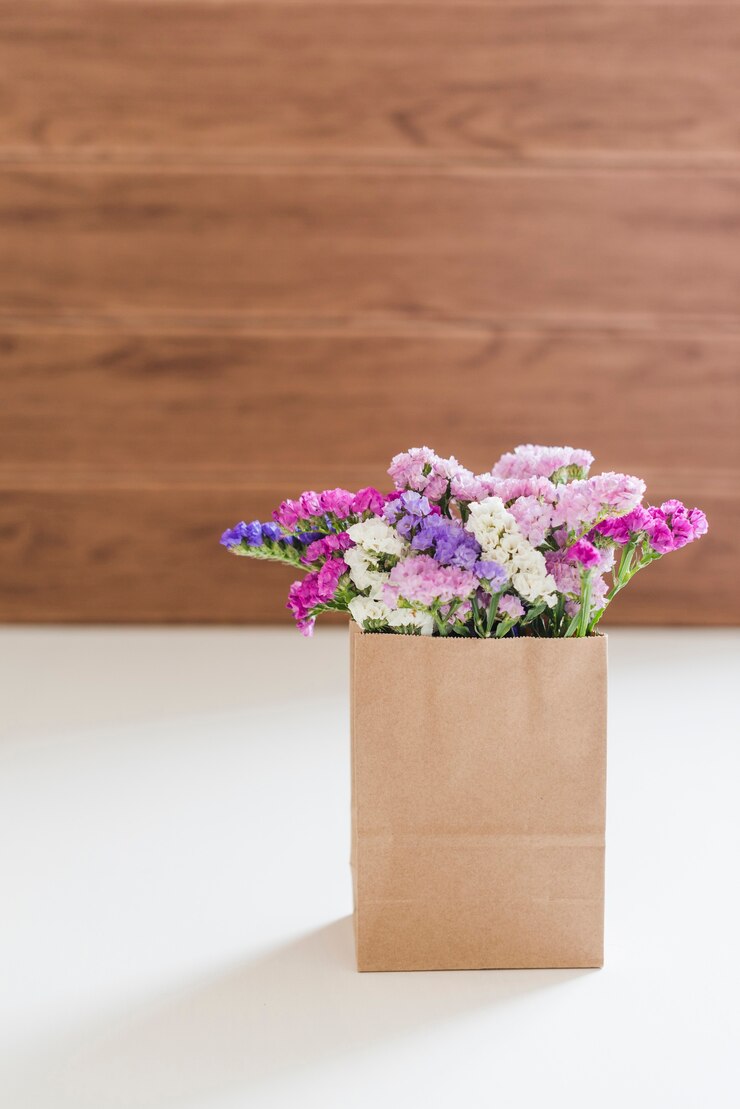 Foto grátis flores coloridas decorativas em um saco de papel
