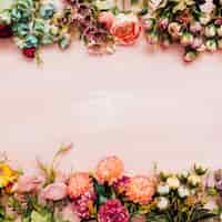 Foto grátis flores coloridas em fundo rosa de madeira