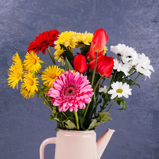 Flores coloridas em um vaso