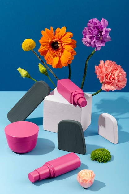 Foto grátis flores de alto ângulo e recipientes de cosméticos