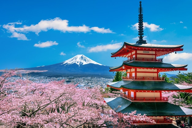 Flores de cerejeira na primavera, pagode Chureito e montanha Fuji no Japão.