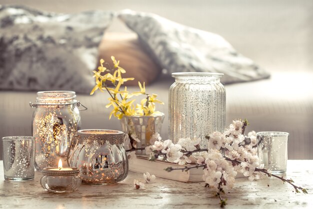 flores de natureza morta com objetos decorativos na sala de estar