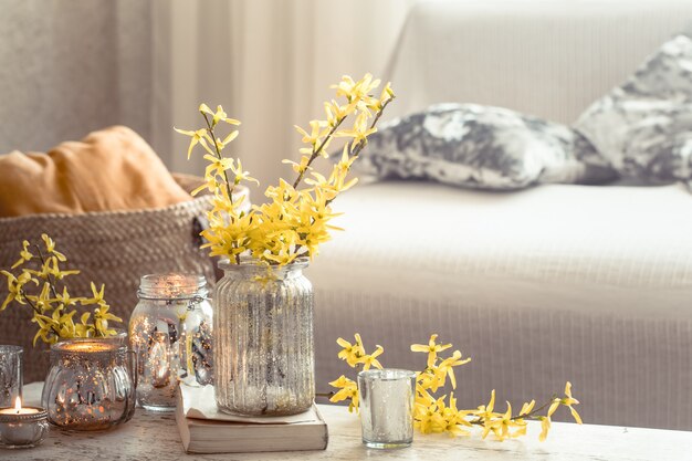 flores de natureza morta com objetos decorativos na sala de estar