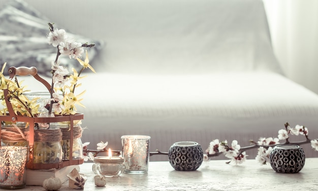 flores de natureza morta com objetos decorativos na sala de estar