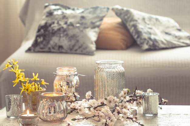 flores de natureza morta com objetos decorativos na sala de estar