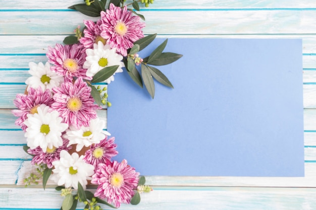 Flores decoradas design em papel em branco sobre a mesa de madeira