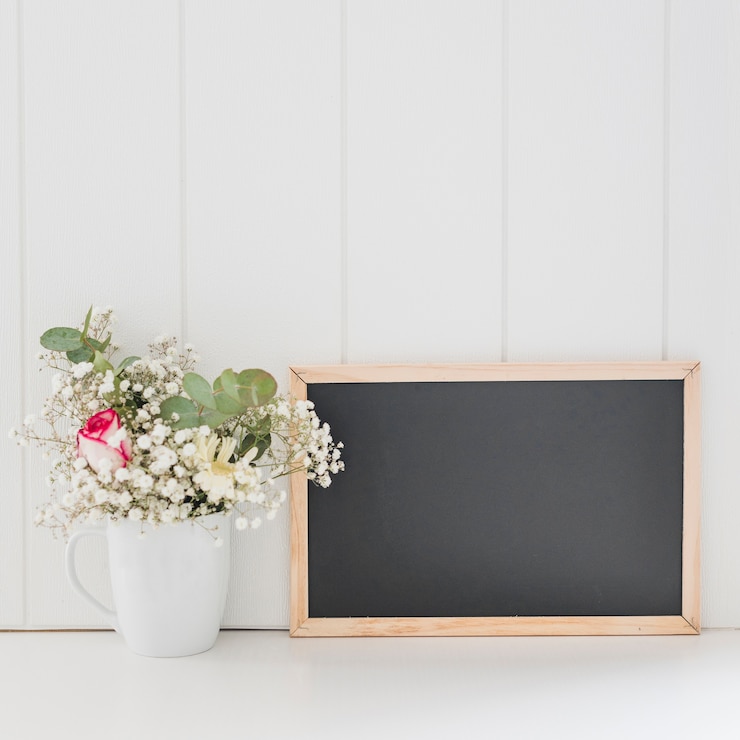 Foto grátis flores decorativas com um quadro negro