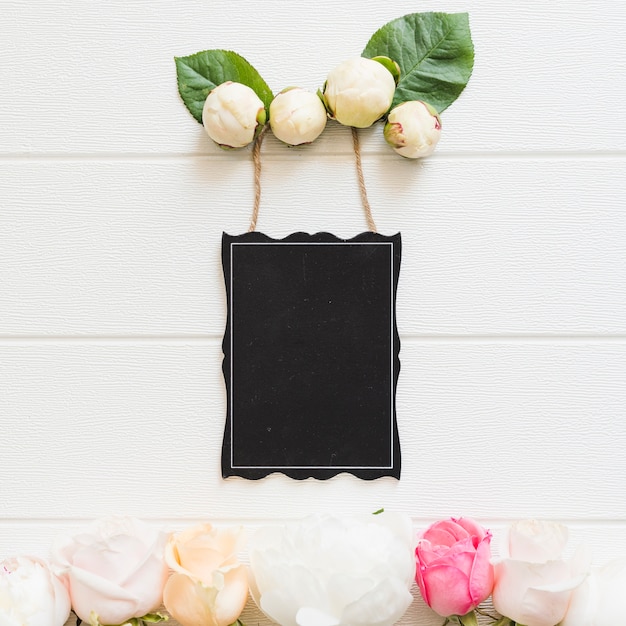 Foto grátis flores decorativas com um quadro negro