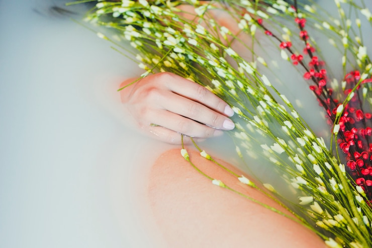 Foto grátis flores e mulher na água