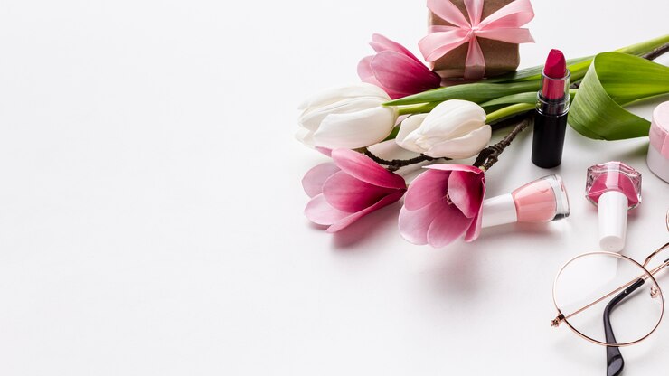 Foto grátis flores e objetos femininos em fundo branco