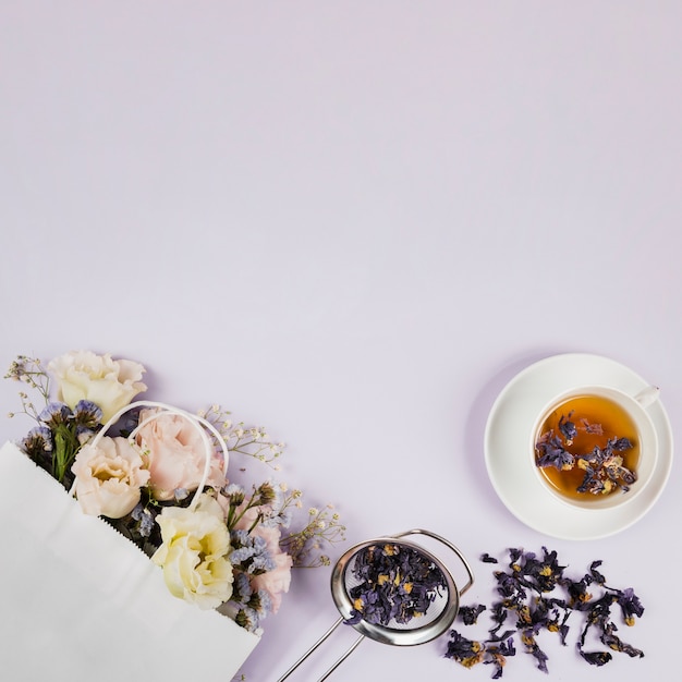 Flores elegantes e ervas de chá