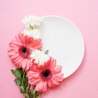 Flores elegantes no prato
