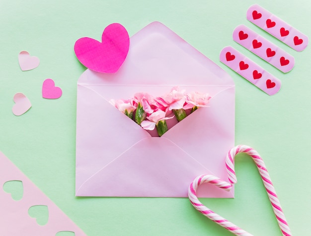 Flores em envelope com corações de papel