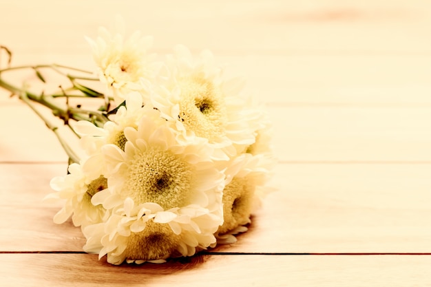Flores em uma mesa de madeira