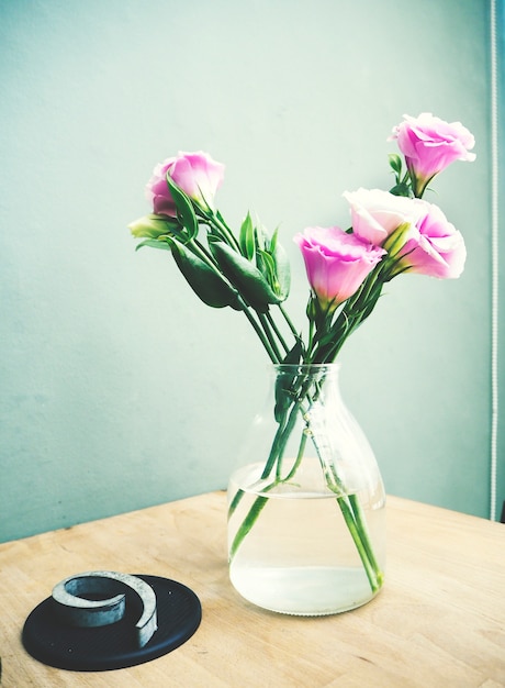 Foto grátis flores frescas de lisianthus rosa em uma jarra