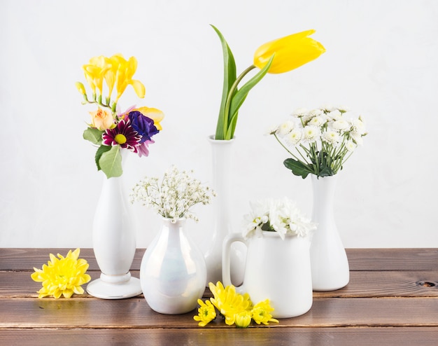 Flores frescas em vasos a bordo