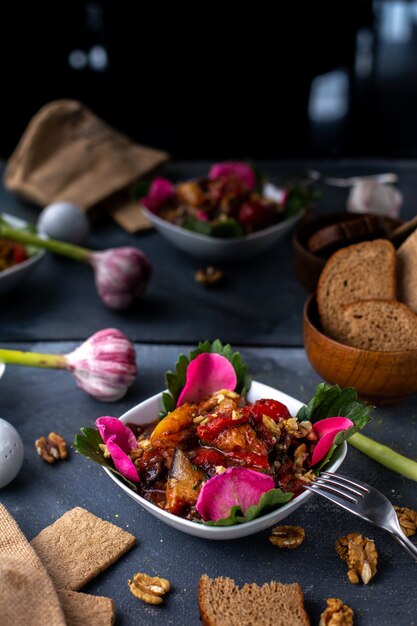 flores, juntamente com fatias de frango fatiado cozidas salgadas com legumes na mesa cinza