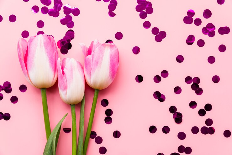 Foto grátis flores maravilhosas frescas entre confetes