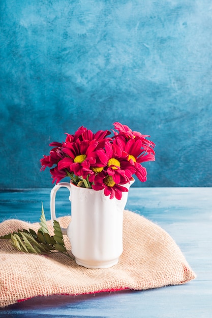 Foto grátis flores vermelhas no jarro na lona