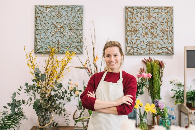 Foto grátis florista alegre perto de bouquets