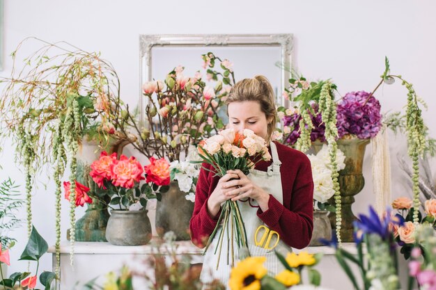 Florista cheirando rosas