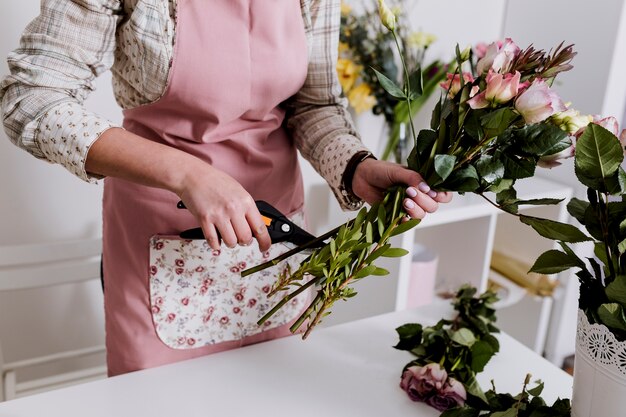 Florista de colheita preparando flores