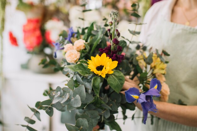 Florista de corte com buquê agradável