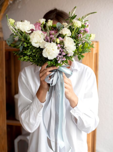 Florista de dose média com buquê