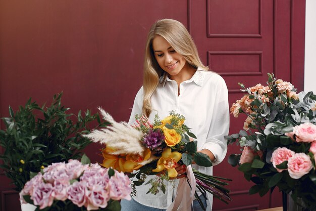 Florista faz um lindo buquê em um estúdio