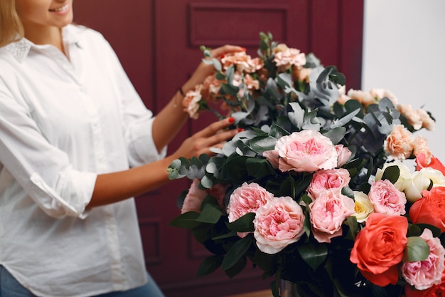 Florista faz um lindo buquê em um estúdio