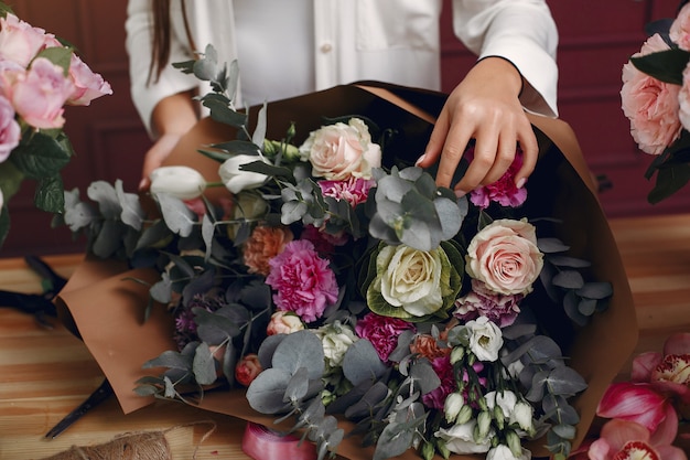 Florista faz um lindo buquê em um estúdio