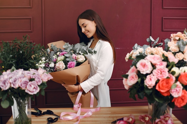 Florista faz um lindo buquê em um estúdio