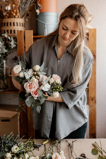 Florista fazendo um lindo arranjo floral