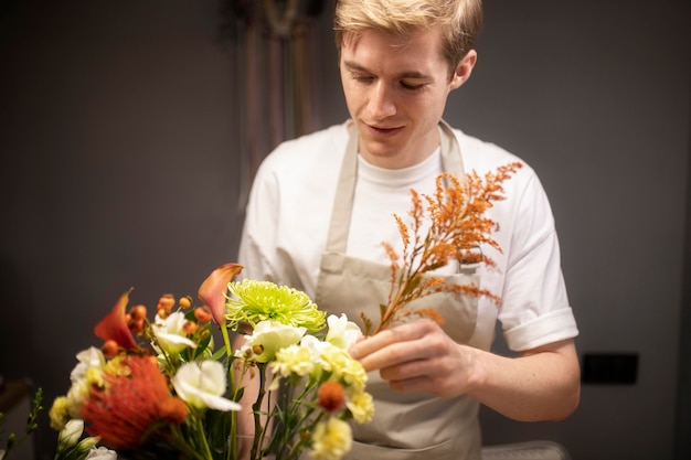 Foto grátis florista fazendo um lindo buquê