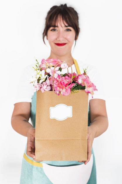 Foto grátis florista, passe segurar, flor, sacola papel, branco, fundo