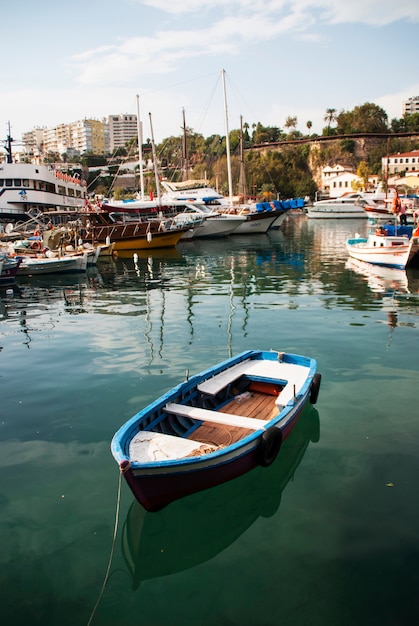 Flutuante barco de madeira