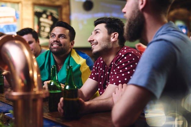 Foto grátis focado assistindo jogo de futebol no bar