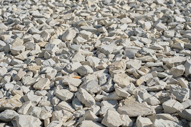 Foco seletivo de fechamento de pedra esmagado e dividido Fundo de entulho de construção para descrever construção ou mineração de pedra