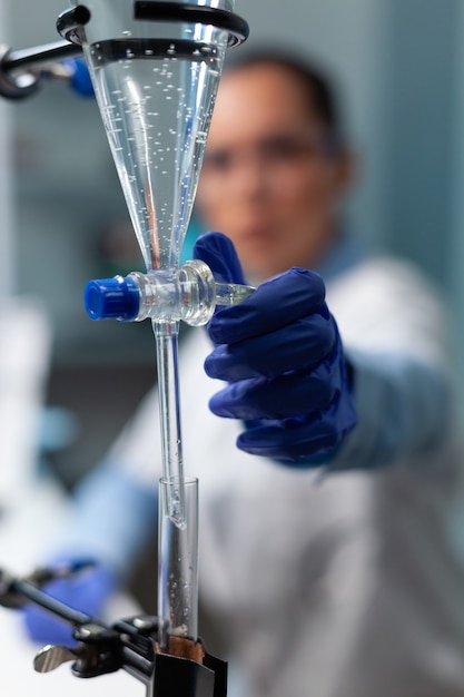 Foto grátis foco seletivo em equipamentos de óculos transparentes de laboratório em pé na mesa