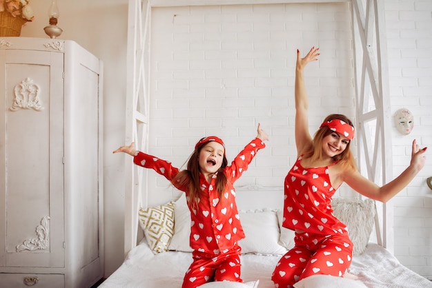 Fofa mãe e filha em casa de pijama
