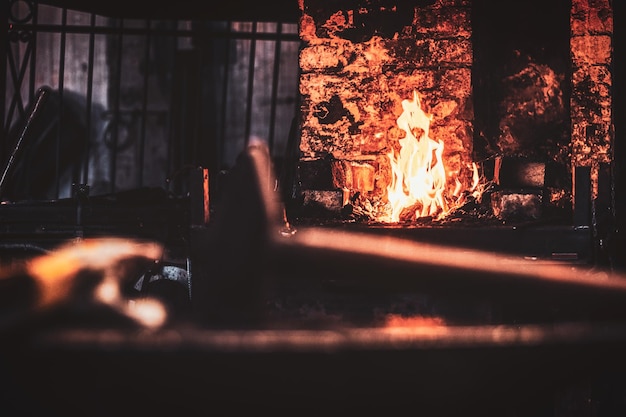 Foto grátis fogão com fogo na oficina de ferreiro. existem diferentes ferramentas ao redor.