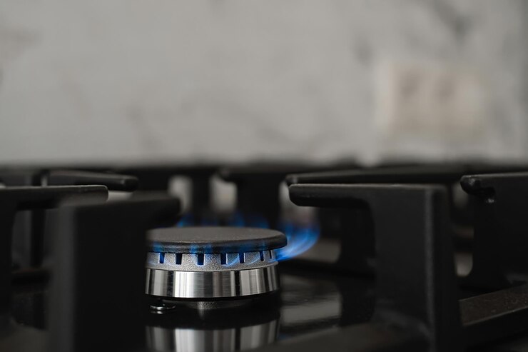 Foto grátis fogão de cozinha moderno, queima de gás natural com uma chama azul. consumo de gás doméstico. close-up, foco seletivo