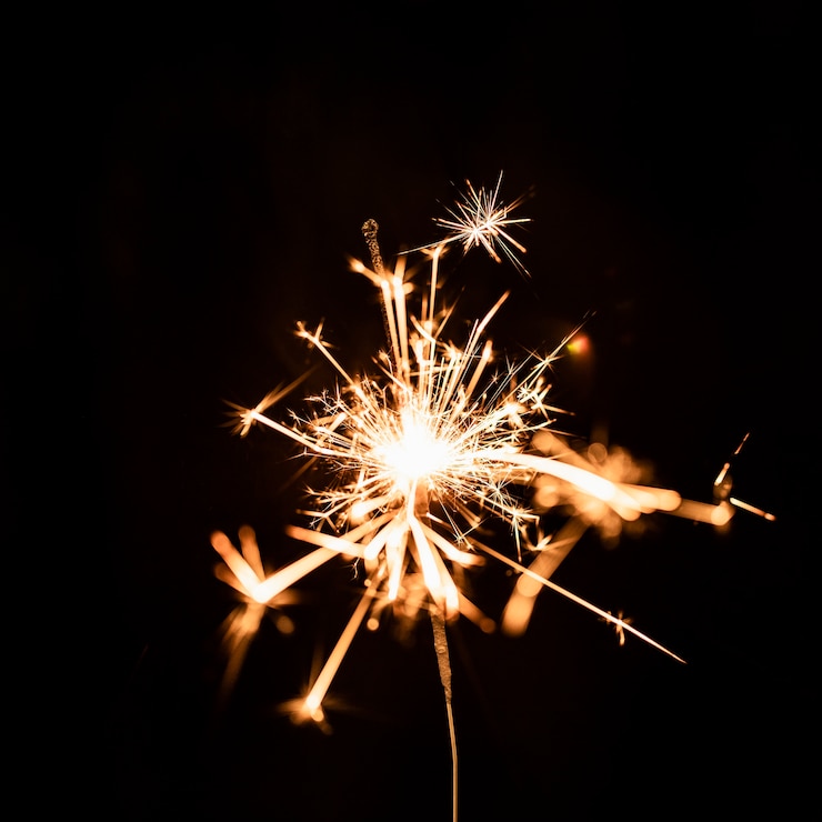 Foto grátis fogo de artifício dourado à noite no céu