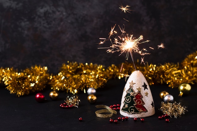 Foto grátis fogo de artifício portátil com decorações de natal